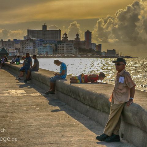 flanieren am Malecon Kuba, Cuba, Havanna - Abend am Malecon