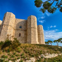 Region Bari und Valle d´Itria - Apulien - Bilder - Sehenswürdigkeiten - Fotos - Pictures Faszinierende Reisebilder von der Costa di Bari. Das Castel del Monte die achteckige, weithin sichtbare mittelalterliche...